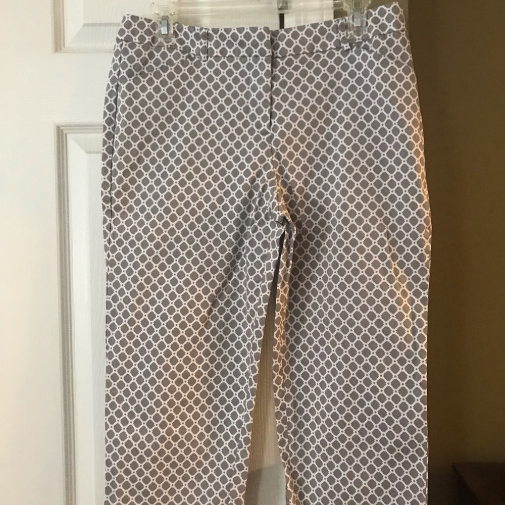 10P Gray and white Capri